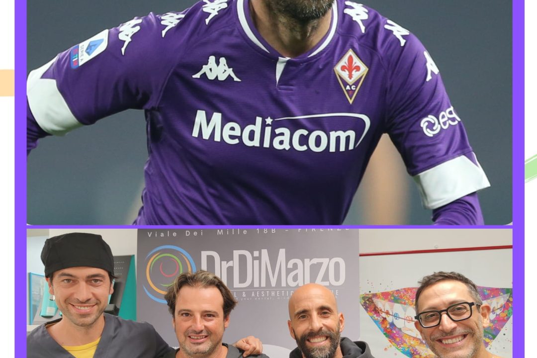 Un collage con due immagini: in alto un calciatore calvo con la maglia viola della Fiorentina; in basso lo stesso uomo sorridente con altri tre in divisa medica grigia all'interno di una clinica.