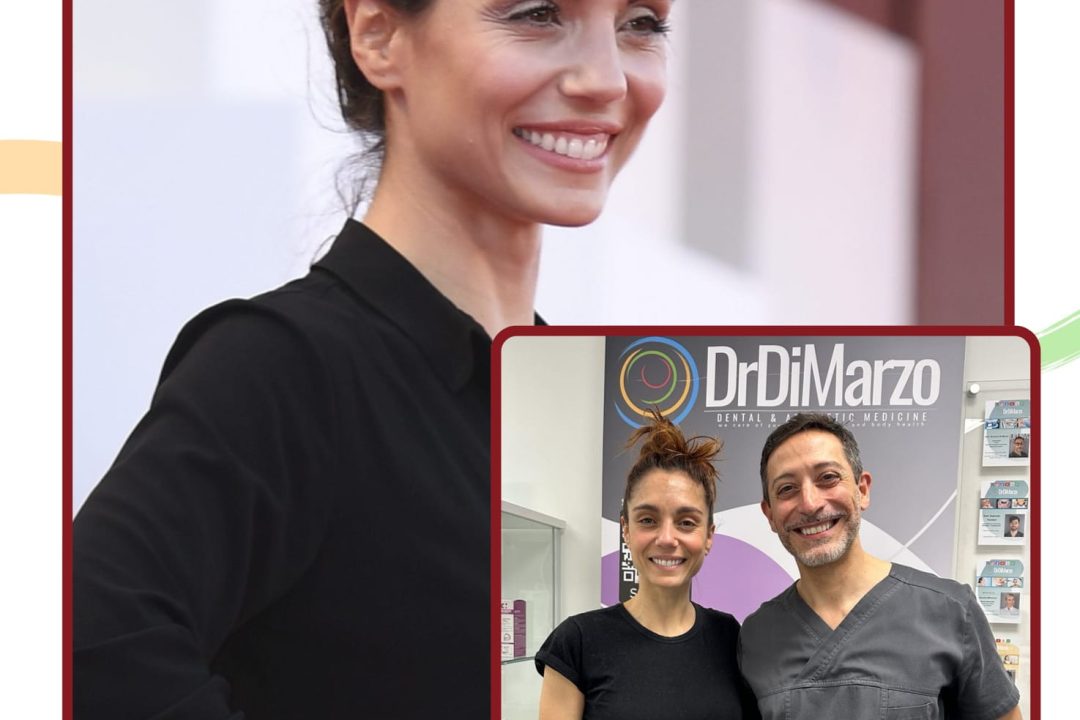 Una donna dai capelli scuri in abito nero sorride a un evento. In un inserto, è in piedi con un uomo in camice medico davanti all'insegna di una clinica dentale. In basso è riportata la scritta Cristiana Dell'Anna.