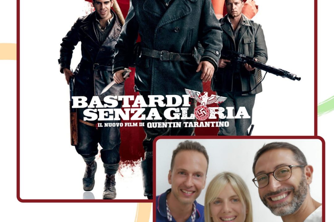 Locandina di Bastardi senza gloria (Inglourious Basterds) con il cast principale, con una foto più piccola sotto di tre persone che sorridono e posano insieme, una delle quali è Mélanie Laurent.