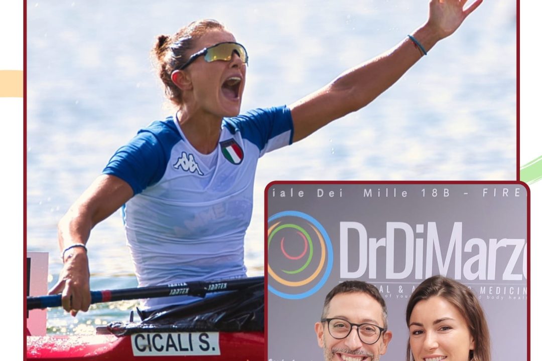 Un'atleta italiana festeggia in canoa sull'acqua. Nell'inserto, un uomo sorridente in camice e una donna posano insieme davanti a un'insegna DrDiMarz. Il testo recita Susanna Cicali.